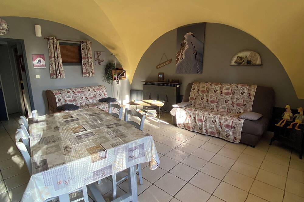 Entire apartment, Champsaur : Authentic gîte 1250m - Exceptional mountain view - Garden in Saint-Bonnet-en-Champsaur, Écrins National Park