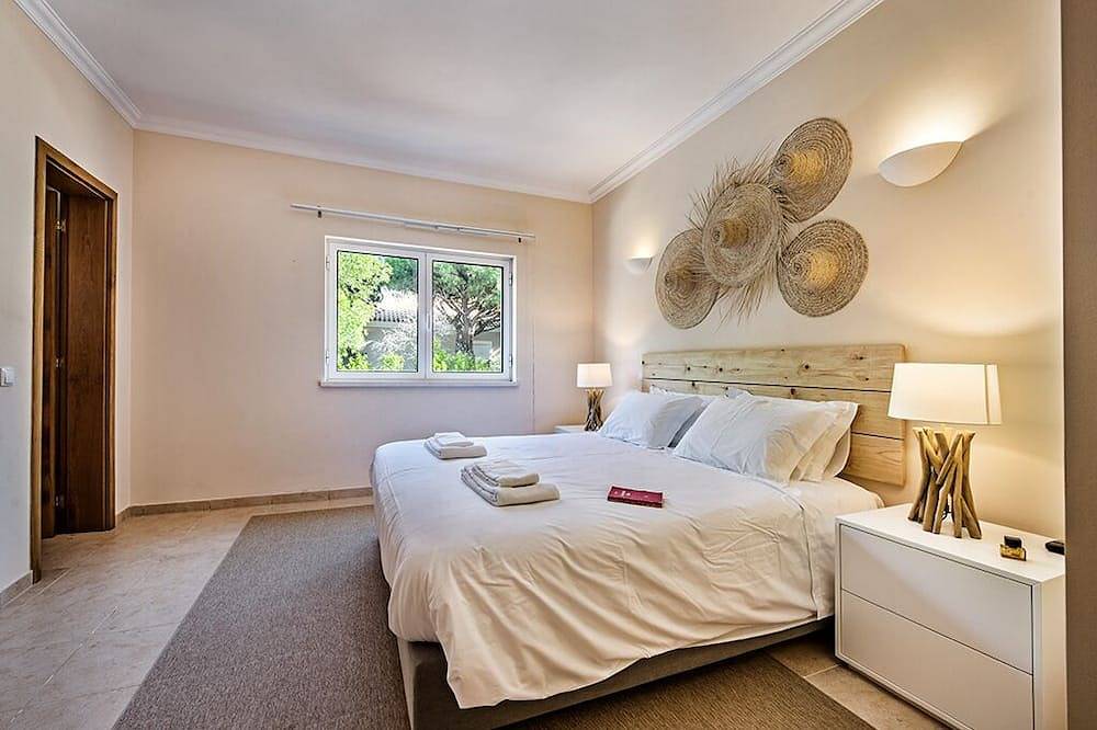 Spacious villa with pool in Praia Verde walking distance to beach with free wifi in Castro Marim, Faro Distrikt