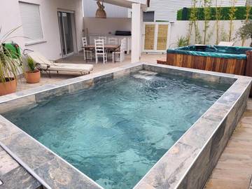 Cottage pour 7 personnes, avec terrasse ainsi que piscine et jacuzzi, animaux acceptés à Saleilles