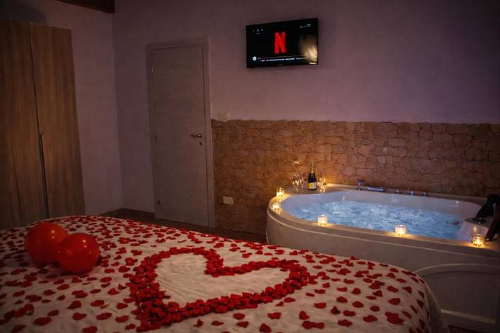 Casa vacanza per 7 persone, con balcone e piscina nonché idromassaggio a Giarre