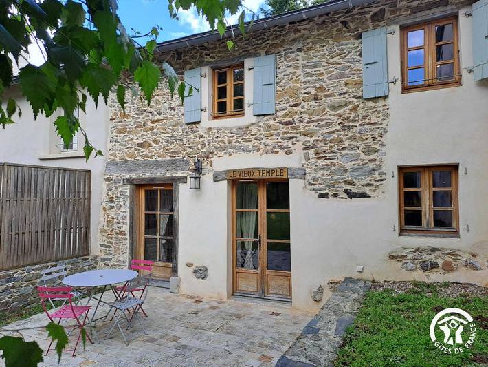 Gîte pour 2 personnes, avec Terrasse ainsi que Jardin et Piscine à Montredon-Labessonnié