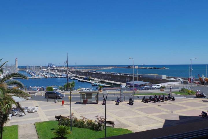 Gîte pour 2 personnes, avec Balcon et Terrasse ainsi que Piscine et Vue dans Port de Sète
