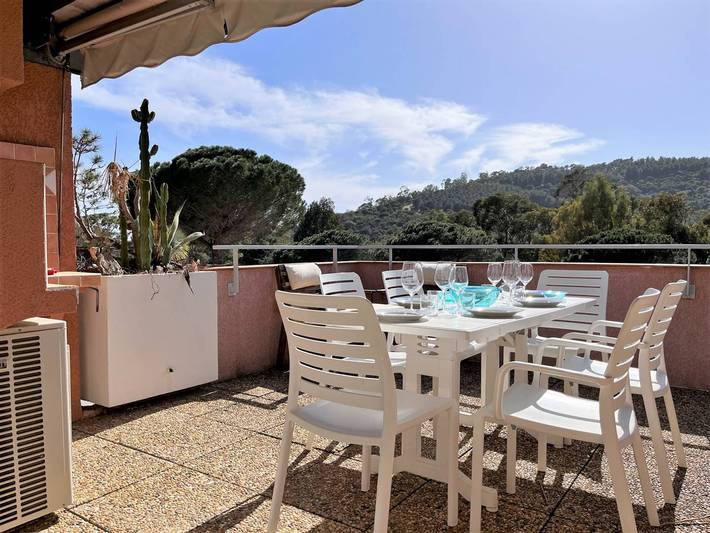 Gîte pour 4 personnes, avec terrasse dans Cavalière
