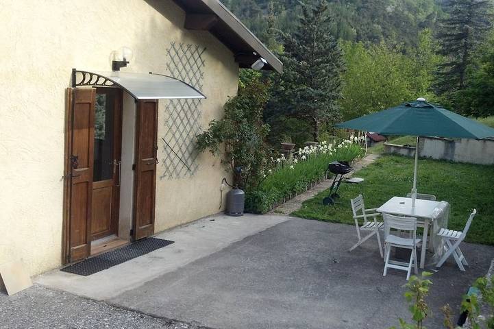 Gîte pour 4 personnes, avec jardin et terrasse, animaux acceptés à Montjay