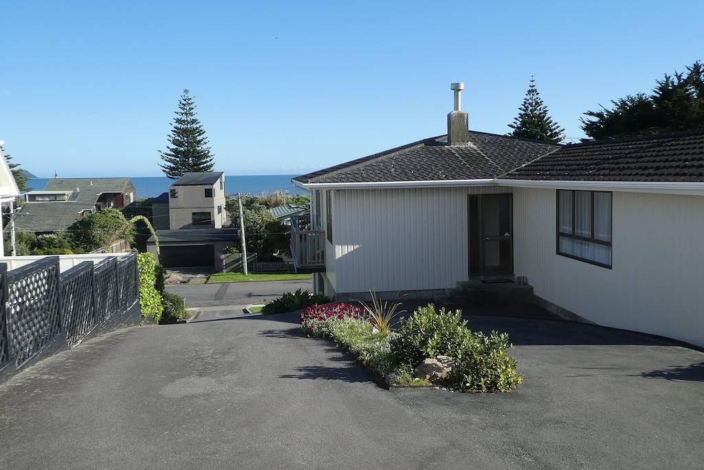 Wunderschönes Ferienhaus mit Meerblick 1 zurück vom Strand in Kapiti Coast District