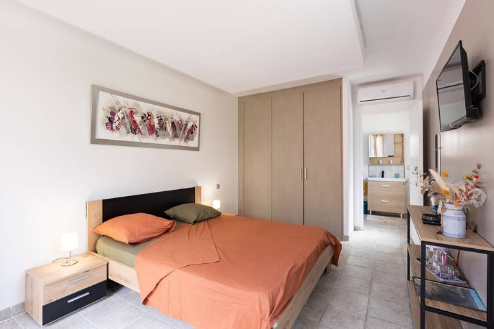 Rom for 2 personer, med jacuzzi og hage på Korsika