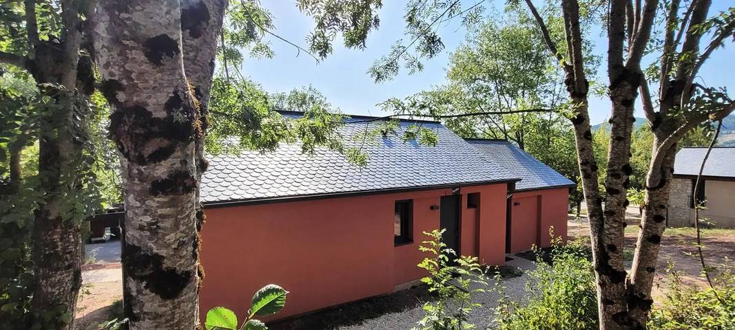 Gîte pour 8 personnes, avec Balcon et Terrasse ainsi que Jardin et Piscine à La Canourgue