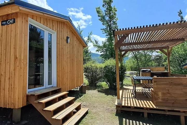 Chalet pour 4 personnes, avec terrasse et piscine