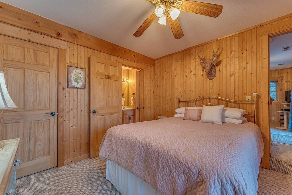 Beautiful Lake Front Log Cabin with Dock in Polk County NC