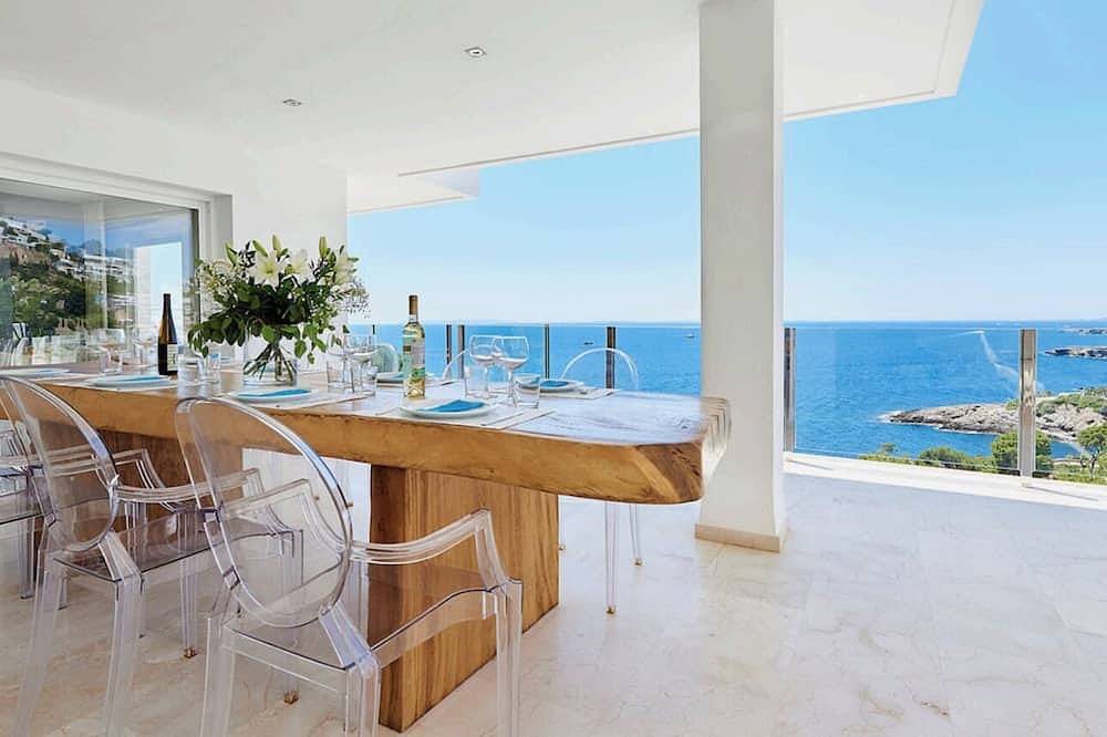 Maravillosa villa con infinity pool e increibles vistas y perfecta ubicación. in Roca Llisa, Santa Eulària des Riu