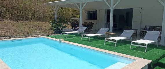 Villa pour 4 personnes, avec terrasse ainsi que jardin et piscine en Martinique