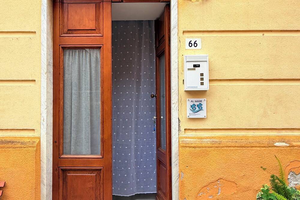 La casa vacanza nel cuore di San Terenzo a 100 metri dalla spiaggia in San Terenzo, Comune di Lerici