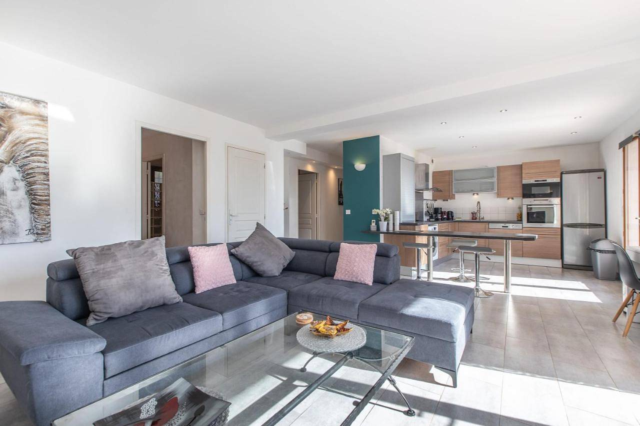 Appartement entier, Lb Vacation Rentals I Quiet Large 3-Bedroom Apartment with Terrace, Garden & Incredible Mountain View in Mouans-Sartoux, Côte méditerranéenne (France)