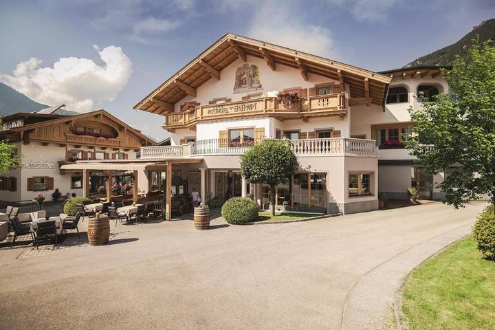 Hôtel, avec Terrasse et Jardin ainsi que Piscine et Sauna à Erl