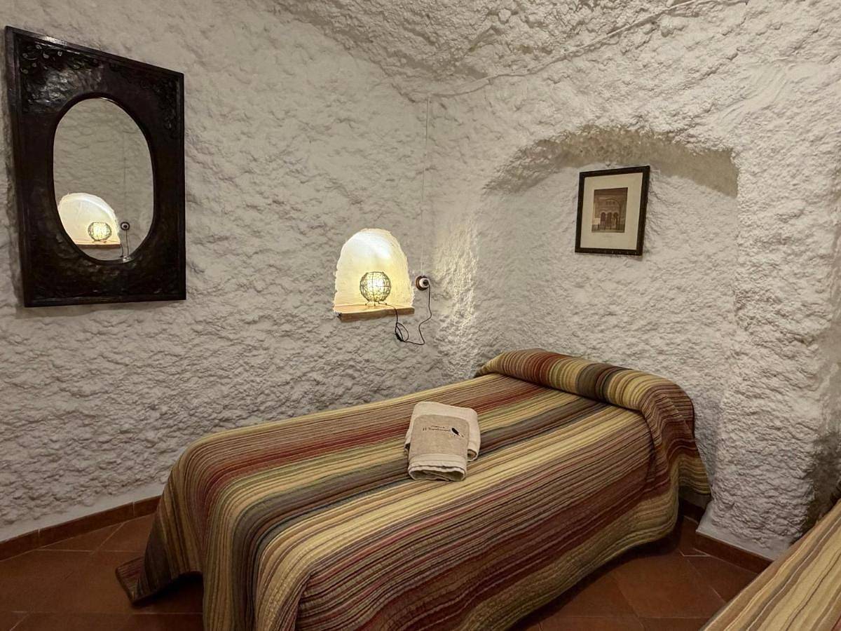 Two-Bedroom Cave (4 adults) in Gorafe, Géoparc de Grenade