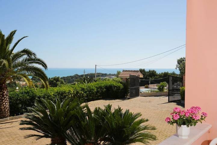 Apartamento entero, Villa Hibiscus - Estudio panorámico para 2 personas en una villa con piscina. in Vieste, Gargano