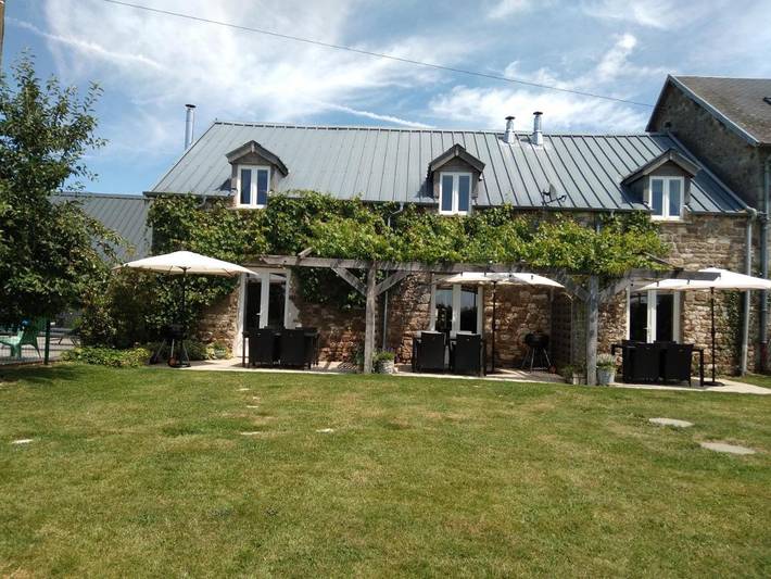 Location de vacances pour 4 personnes, avec Terrasse et Jardin ainsi que Piscine et Vue à Saint-Calais-du-Désert