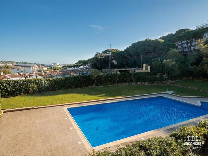Appartement de vacances pour 4 personnes, avec piscine et terrasse ainsi que jardin et vue
