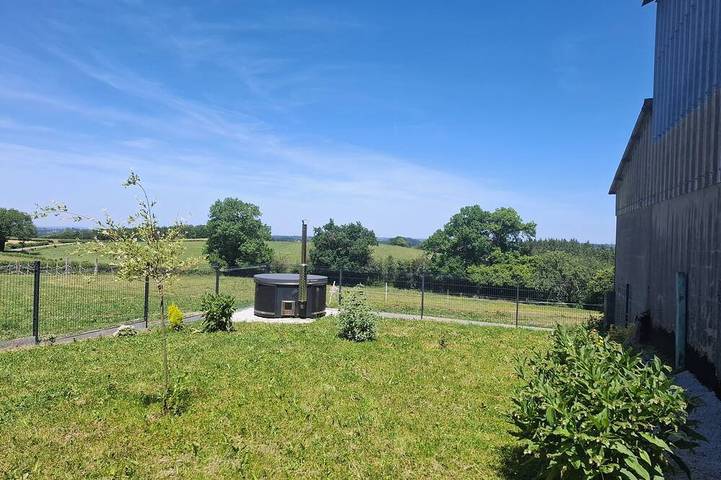 Location de vacances pour 4 personnes, avec jacuzzi et jardin à Bussières (Puy-de-Dôme)
