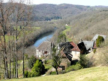 Gîte pour 6 personnes, avec terrasse et jardin à Bassignac-le-Bas