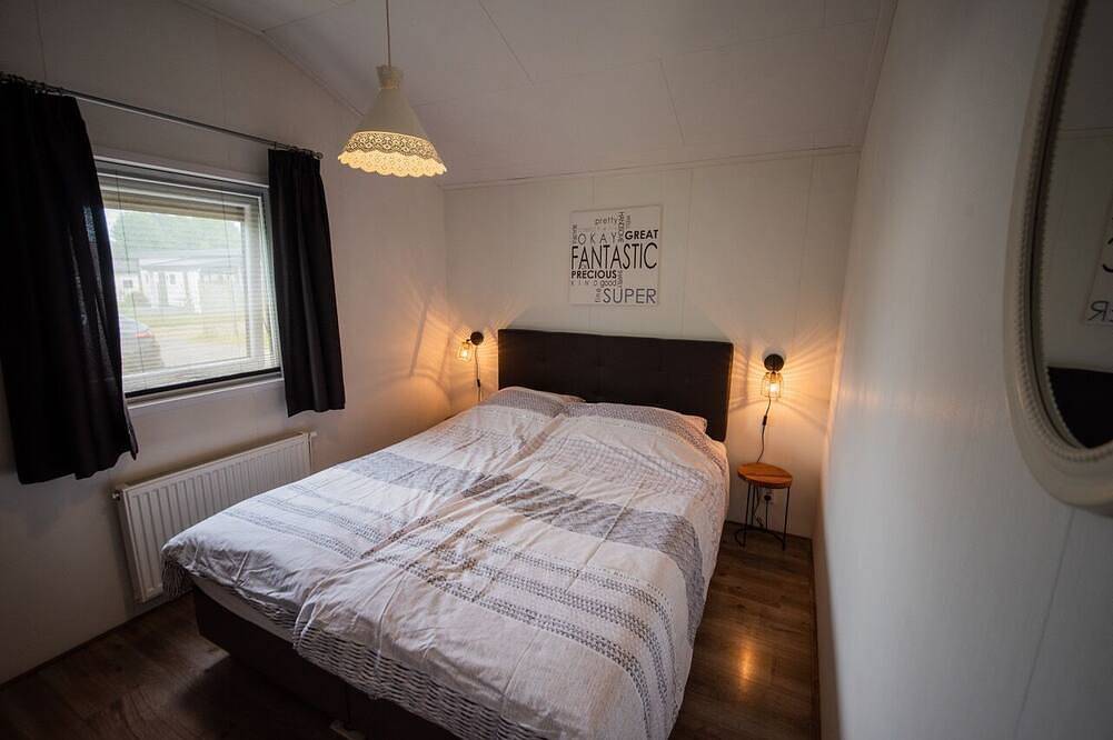 Luxury Holiday Chalet 1-4 persons with Private Jacuzzi, Private Sauna and Sun Shower. in Sint Jansklooster, Nationalpark Weerribben-Wieden
