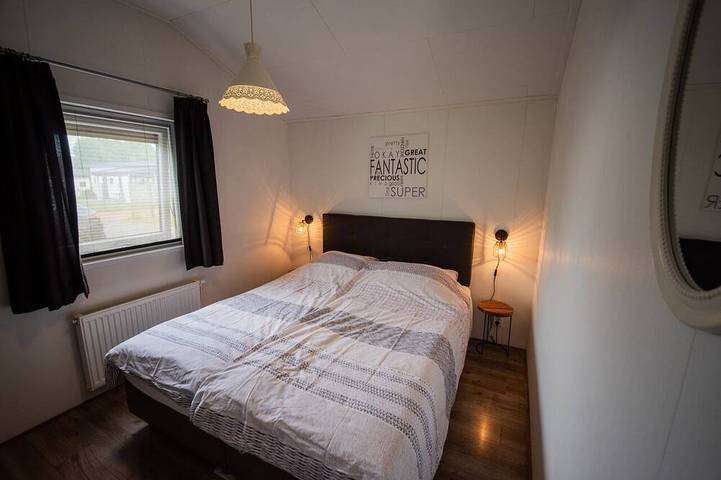 Luxury Holiday Chalet 1-4 persons with Private Jacuzzi, Private Sauna and Sun Shower. in Sint Jansklooster, Nationalpark Weerribben-Wieden