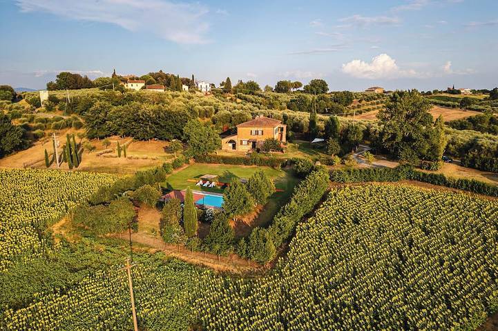 Agriturismo per 18 persone, con giardino, con animali domestici in Foiano della Chiana