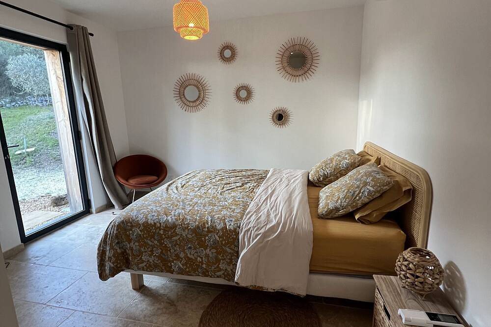Magnificent 10-person villa with lagoon pool and panoramic view. in Saint-Quentin-la-Poterie, Nimes region
