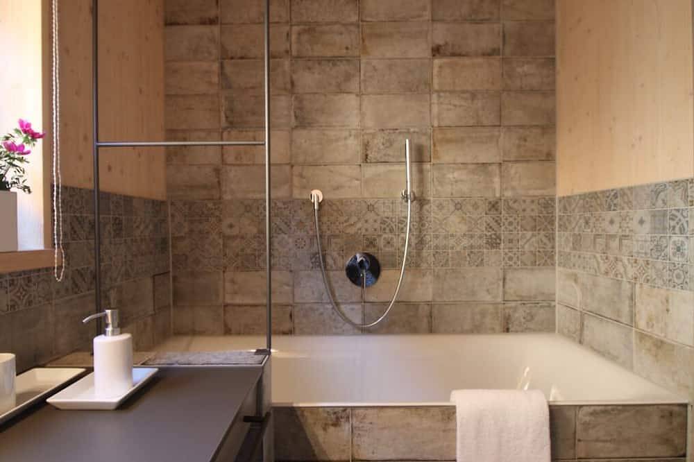 Chalet Hollerhäusl, ganzes Haus, 50 qm für 2-4 Personen, Wohnbereich mit Kochecke und Galerie in Unterwössen, Bayerische Alpen