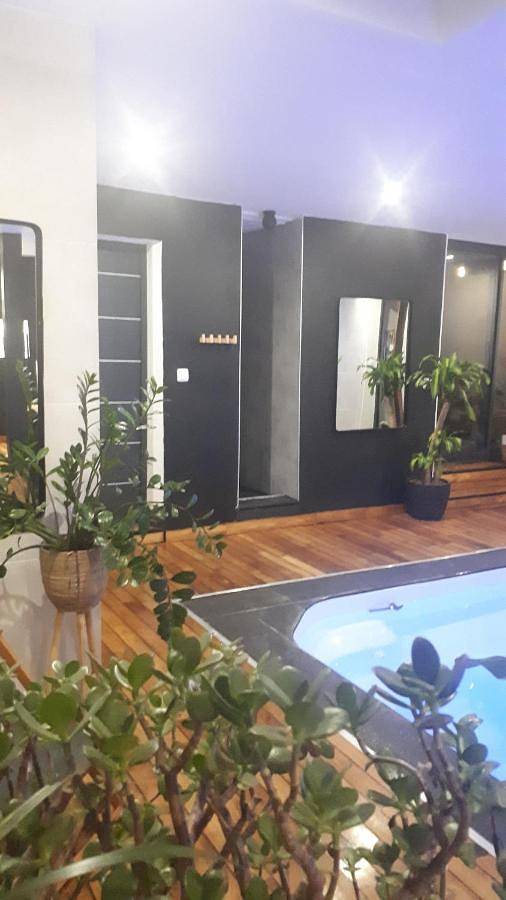 Chambre d’hôte pour 2 personnes, avec Terrasse ainsi que Jacuzzi et Piscine à Louvil