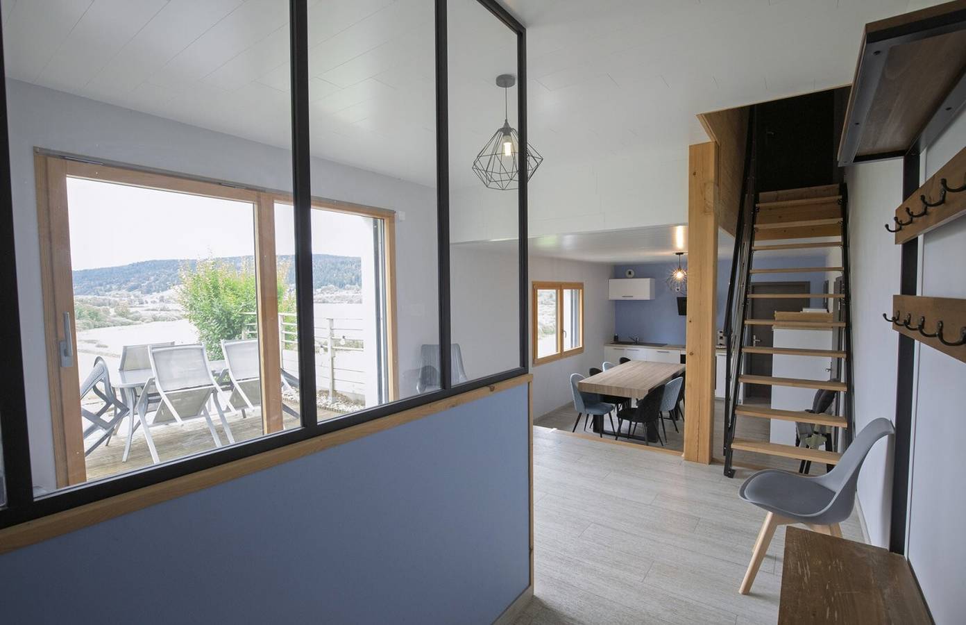 Chambre d’hôtes « Les 3 Marmottes » avec vue sur le lac, terrasse partagée et Wi-Fi in Grande-Rivière, Parc naturel régional du Haut-Jura