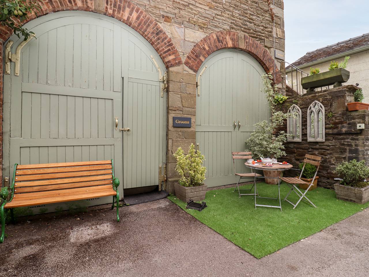 Entire apartment, The Grooms in Gloucestershire