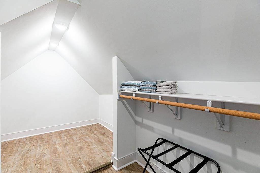 Gorgeous 3Br Near Botanical Gardens w/ Fenced Yard, Large Deck, Pet-Friendly in Henrico County