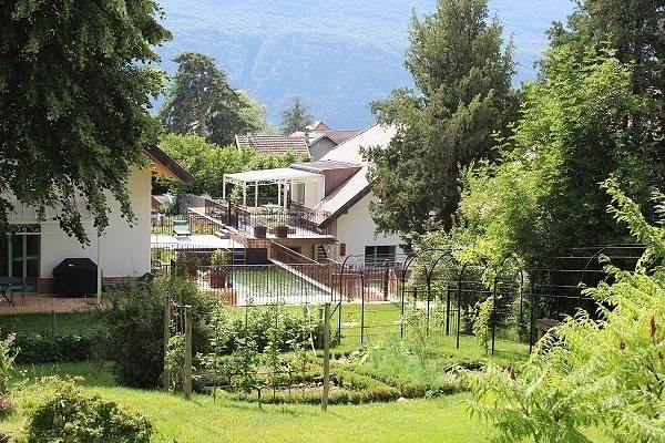 Gîte pour 4 personnes, avec Terrasse ainsi que Jardin et Piscine à Brison-Saint-Innocent