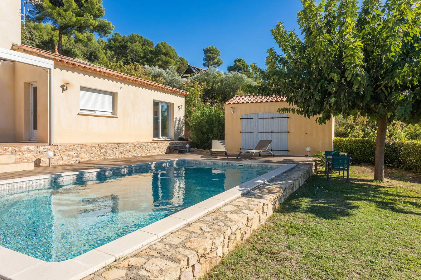 Bed and Breakfast 'La Vue Des Anges - La Vue Des Anges' con vistas a la montaña, Wi-Fi y aire acondicionado in Draguignan, Region de Draguignan