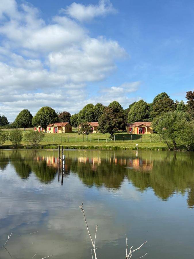 Parc de vacances pour 6 personnes, avec piscine et vue sur le lac ainsi que vue et jardin à Jumilhac-le-Grand - 2