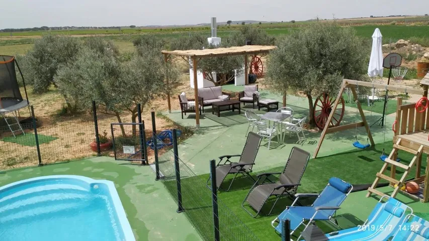 Casa rural para 4 personas, con jardín y piscina además de terraza y jacuzzi - 1