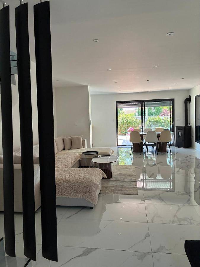 Location de vacances pour 6 personnes, avec vue ainsi que jardin et piscine à Plaissan - 2
