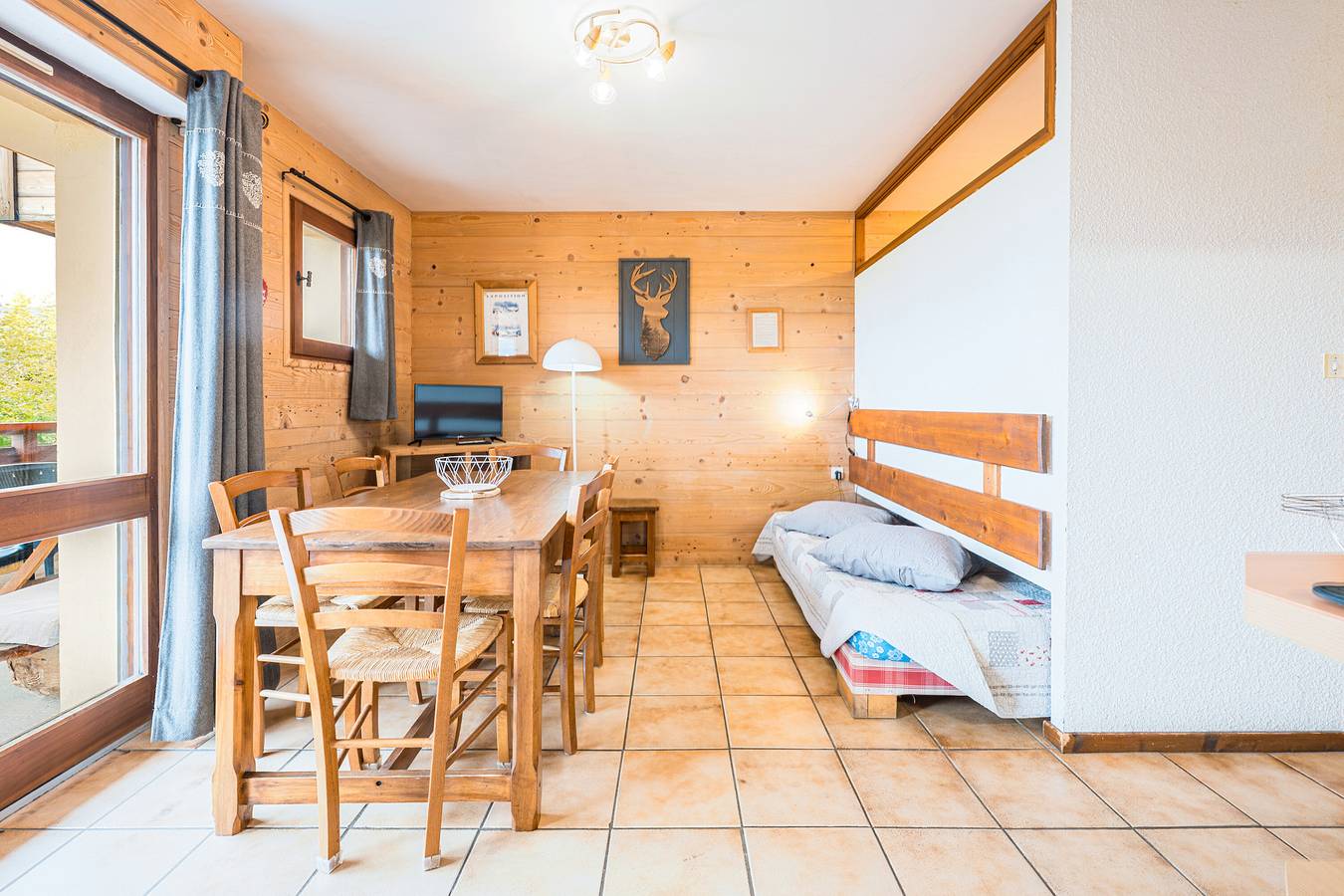 Appartement entier, Appartement '6 - Perce Neige' avec vue sur les montagnes, terrasse partagée et Wi-Fi in Cohennoz, Région d'Albertville