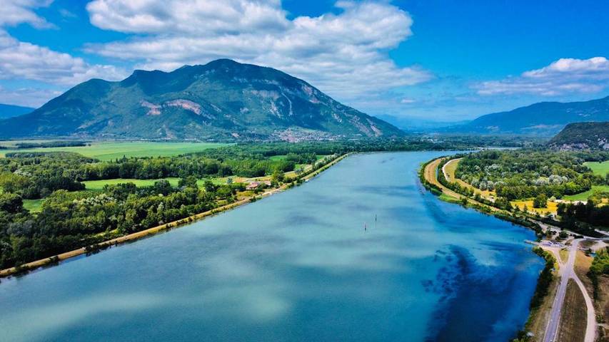 Location de vacances pour 4 personnes, avec vue ainsi que jardin et balcon à Chanaz - 4