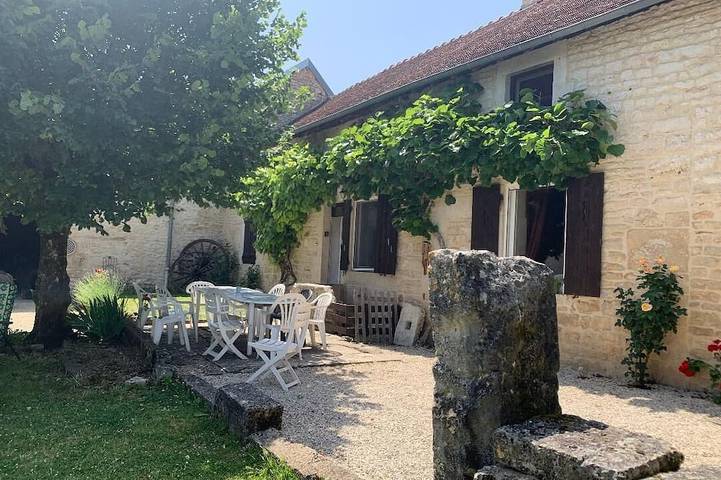 Gîte pour 12 personnes, avec Jacuzzi et Jardin à Ampilly-le-Sec