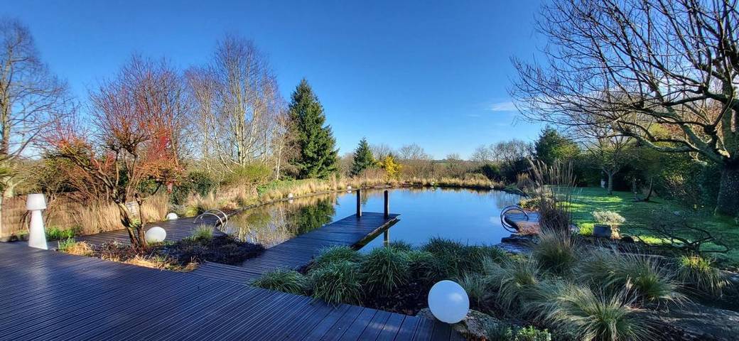 Location de vacances pour 2 personnes, avec Terrasse ainsi que Jardin et Piscine dans Le Temple-de-Bretagne