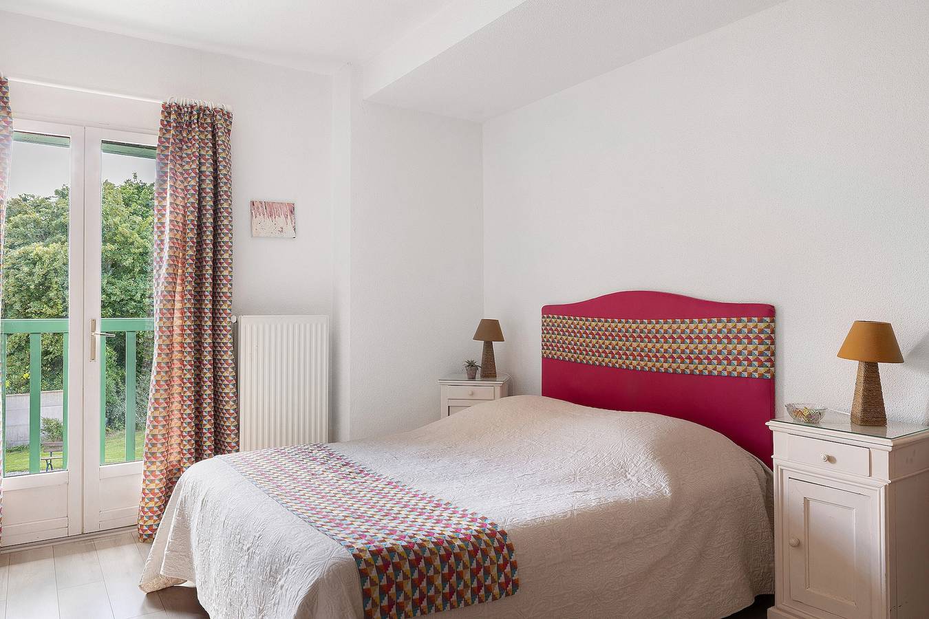 Chambre d’hôtes « Les Malvaux - Chambre Fuchsia » avec piscine, terrasse partagées et Wi-Fi in Huriel, Région de Montluçon