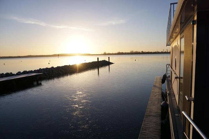 Boot für 4 Personen, mit Seeblick und Ausblick sowie Terrasse an der Müritz - 2