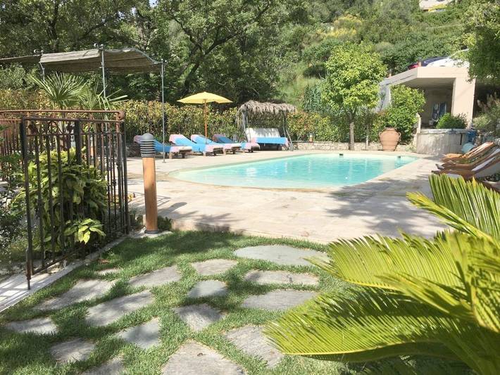 Location de vacances pour 4 personnes, avec Balcon et Terrasse ainsi que Jardin et Piscine à Falicon
