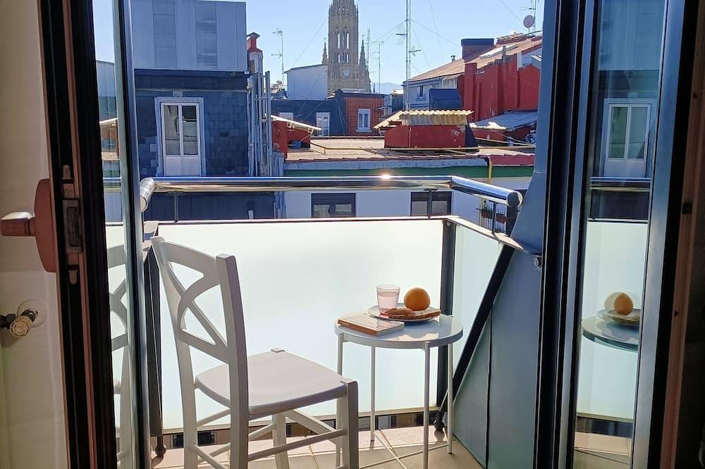Entire apartment, Bright Apartment 2 Minutes Away From The Beach With Balconies And Wifi in Playa de la Concha, San Sebastian