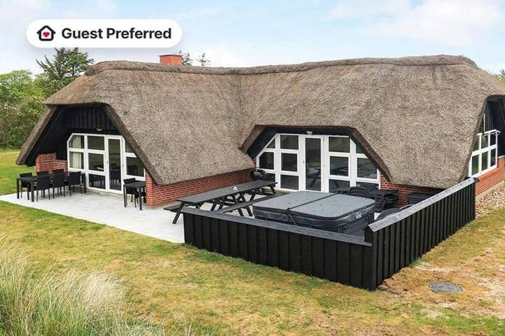 Ferienhaus für 10 Personen, mit Terrasse und Sauna sowie Pool und Whirlpool in Tirpitz Museum (Oksby)