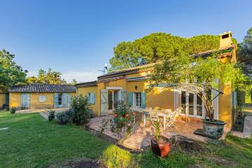 Location de vacances pour 13 personnes, avec terrasse et jardin, adapté aux familles à Pézenas