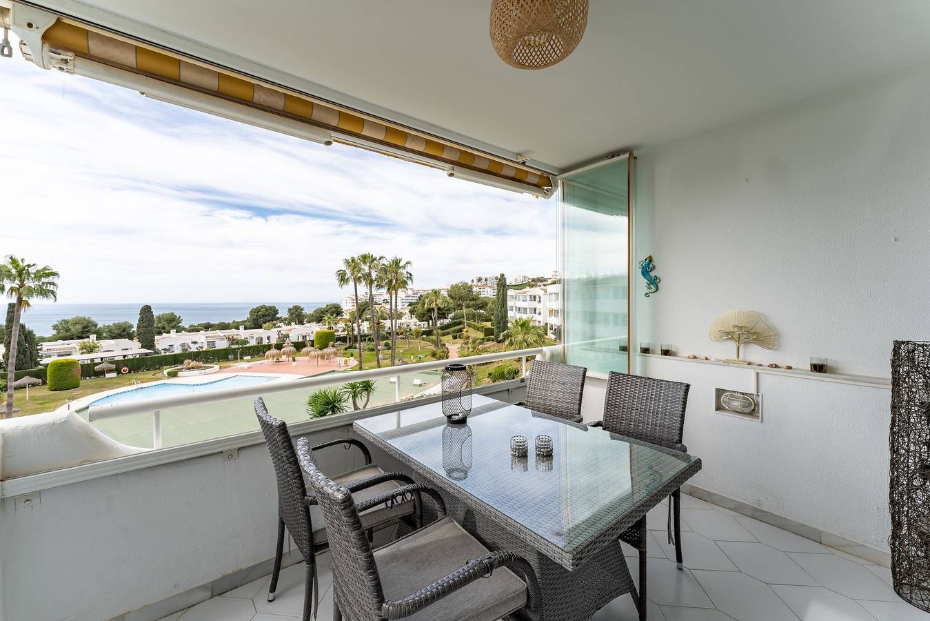 Entire apartment, Holiday Apartment 'In Miraflores' with Sea View, Pool, Tennis Court & Wi-Fi in La Cala de Mijas, Mijas