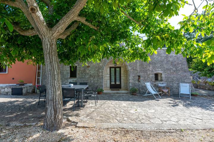 Trullo 'Dona Filomena' con terrazza privata, giardino privato e Wi-Fi in Fasano, Salento